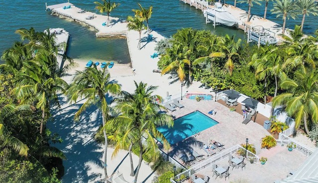 Scenic Bay Retreat: Private Sand, Beach Loungers & Heated Pool | 2 Units