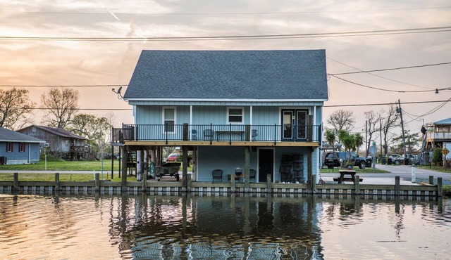Scenic Bayou Side Home in quaint local fishing community;
