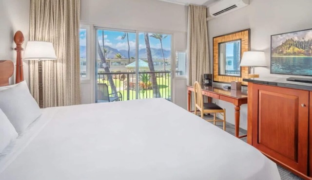 Scenic Beachfront Room with Access to Local Shops | Breathtaking Sunset