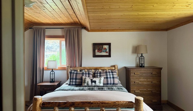 Scenic Cabin Escape- Steps to Goldbug Trailhead