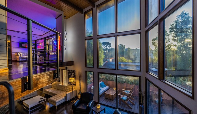 Scenic Canyon 4-Bed Retreat: Hot Tub, Hiking Trails, EV Charger & Private Garden