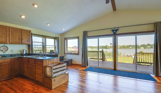 Scenic Cape Vincent Retreat: Walk to Marina!