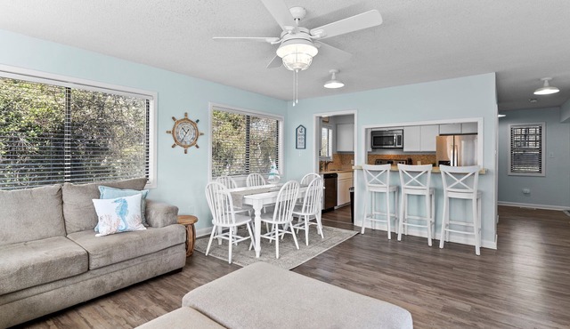 Scenic Caswell Beach! 3 Mins to Beach & Pool. Clean + Conveniently Located