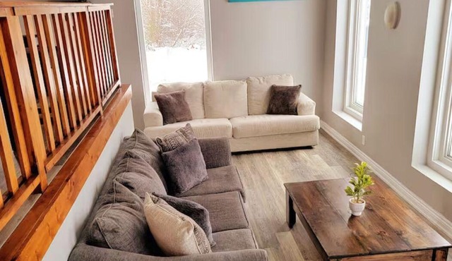 Scenic Chalet on Top of The Blue Mountains with Hot Tub, Game Room and Deck