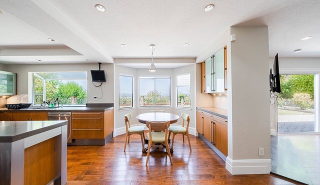 Scenic City Views near DISNEYLAND and DTLA (sleeps 16)