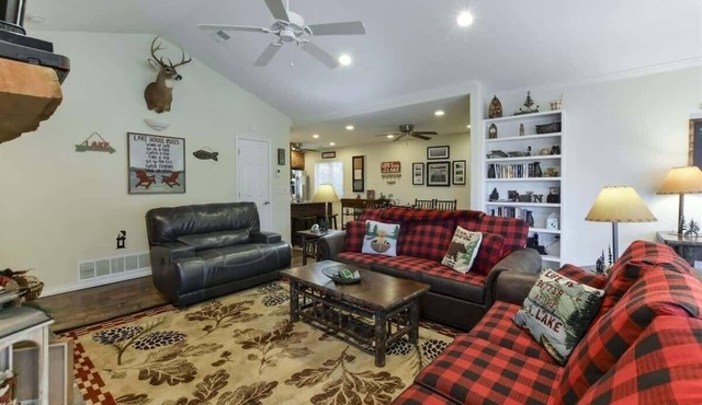 Scenic Cove Lakefront Lodge – Spacious 4BR Retreat with Huge Deck, Hot Tub & Easy Access to Branson Fun!