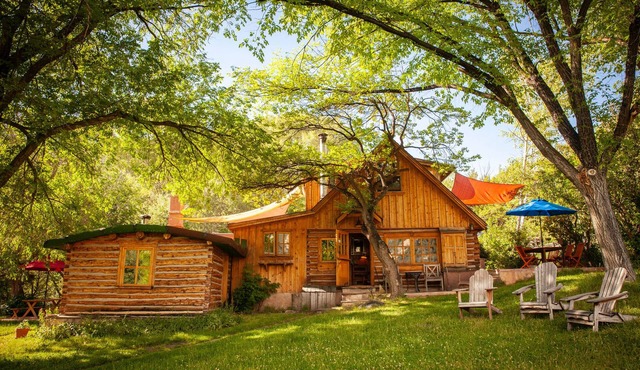 Scenic Creekside Pet Friendly Ranch House with 5 Cabins and Sauna.