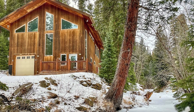 Scenic Creekside Retreat! Rocky Mountain Cabin