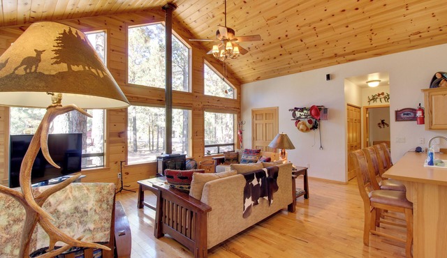 Scenic Deck + Horse Corral: Pinetop-Lakeside Cabin