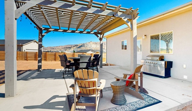 Scenic dog-friendly acreage with enclosed yard, grill, open layout, & streaming