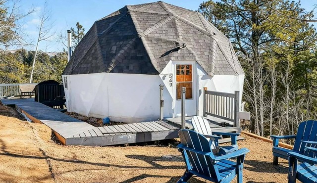 Scenic Dome Retreat: Luxury Bath & Mountain Views