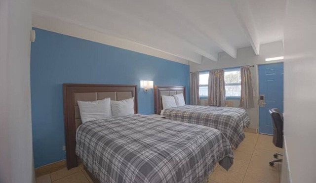 Scenic Double Room w/2 Double Beds, Parks & Dining Options – Relax & Enjoy