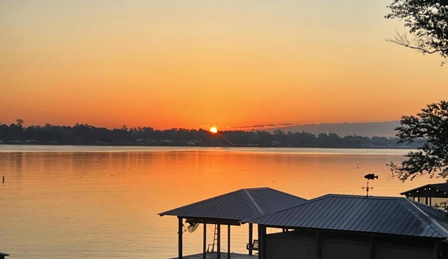 Scenic False River, Walk to local bar/grill, 35 minutes from LSU
