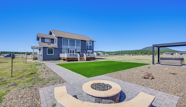 Scenic Flagstaff Home w/Hot Tub & Mountain Views