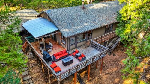 Scenic Forest Cabin with Deck l Best Value for Weekly & Monthly Stays