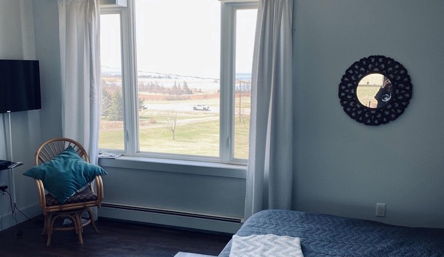 Scenic Getaway - beautiful views, quiet location close to local restaurants!