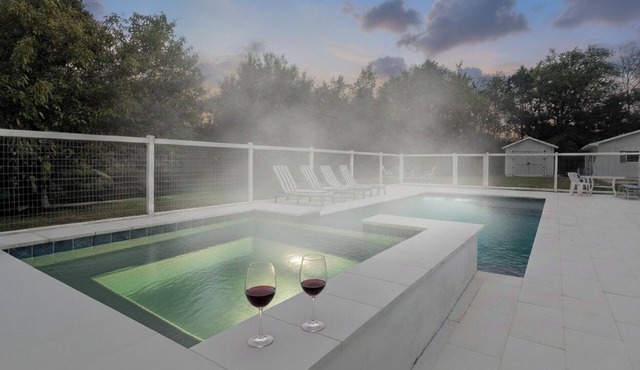 Scenic Getaway with Huge Spa, Pool, Fire Pit, 2 Kitchens - 15m to Chattanooga!