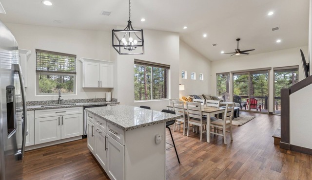 Scenic Golf Retreat With Modern Comforts & Fireplace 4 Bedroom Townhouse