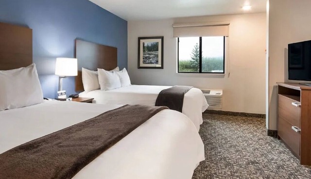 Scenic Green Mountain Views in a Comfy, Room with Kitchen | Free Parking