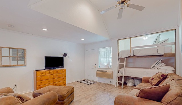 Scenic guest home with private hot tub, nature trails, basketball court, & W/D