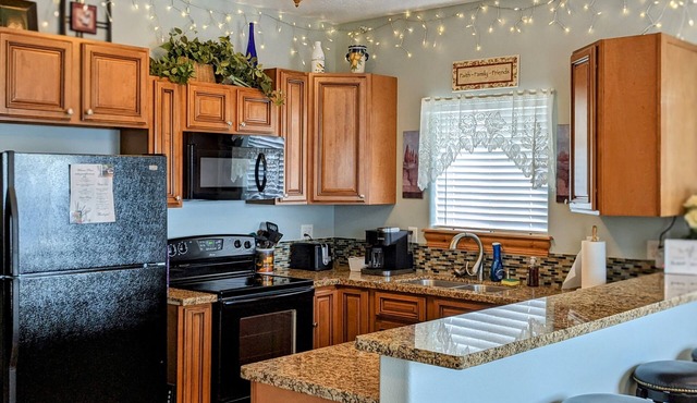 Scenic Guest House Retreat with Stunning Views, Full Kitchen & Fast Wi-Fi.