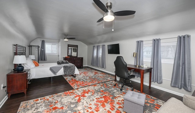 Scenic hiking in Cuyahoga Valley National Park! 3BR house, central air & laundry