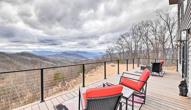 Scenic Hillside Cabin in Sylva w/Hot Tub & Views!