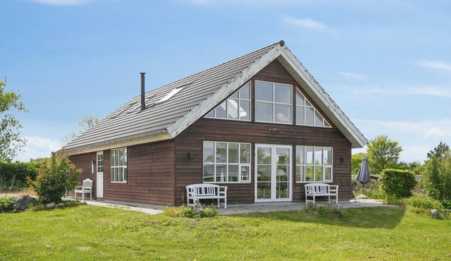 Scenic holiday home close to the water