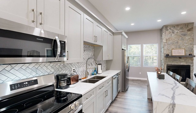 Scenic Home- Close to water activities with fireplace, W/D, & AC