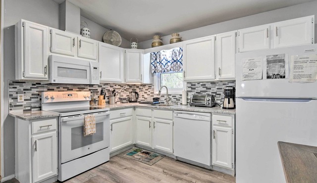 Scenic Home w/Pool Access: 3 Mi to Bushkill Falls