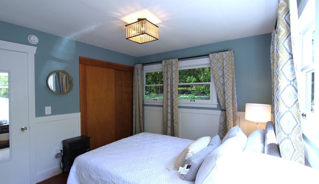 Scenic Hood Canal View Cottage with AC in charming Union