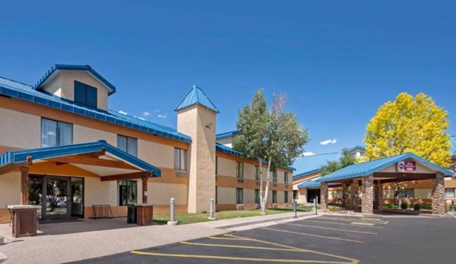 Scenic King Bed Rooms Perfect for Couples Near Timberline Jeep Tours