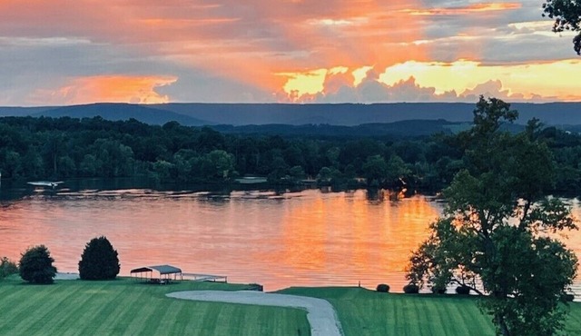 Scenic Lake House Golf Hole, Views, Game Room