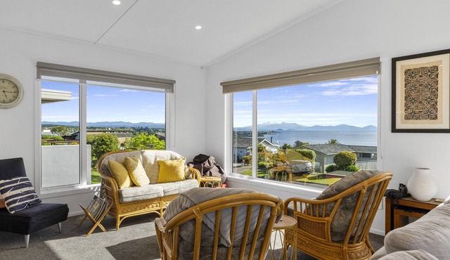 Scenic Lake Views - Taupo Holiday Home