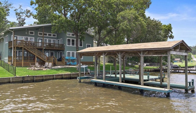 Scenic Lakefront Retreat with Boat Lift