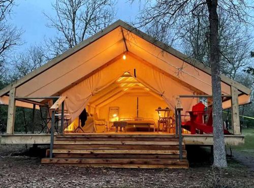 Scenic Lakefront Safari Tent with Outdoor Grill and Lake Access near Austin, Texas