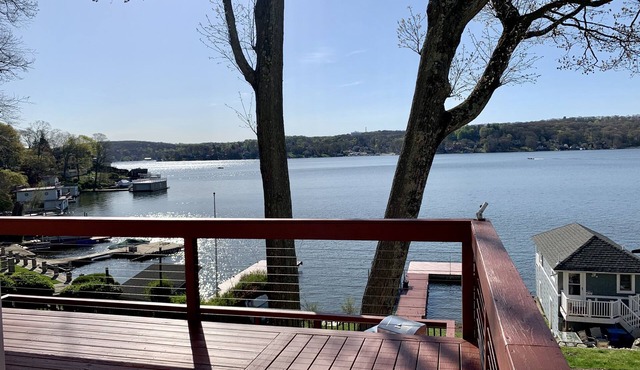 Scenic lakeside 4-bedroom house with sauna/hottub!