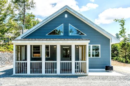 Scenic Lakeside Cabin with Fire Pit & Porch near Flanders Pond and Acadia Views in Sullivan, Maine
