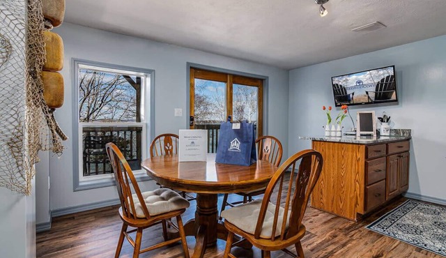 Scenic Lakeside Landing w/Direct Access, Free Tickets, Community Hot Tub & Near Big Cedar