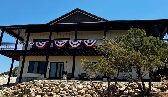 Scenic lakeside retreat- 5 minute walk to Palisade State Park and Golf Course