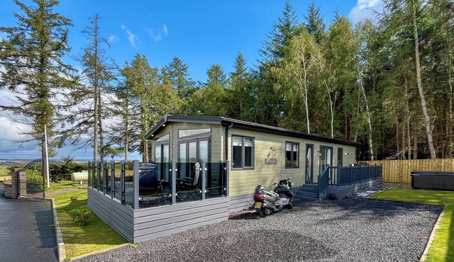 Scenic Lodge, complete with hot tub and spectacular views of the Ochil Hills.