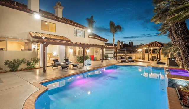 Scenic Luxury Oasis: Views, Pool, Spa, Game & Movie Rms