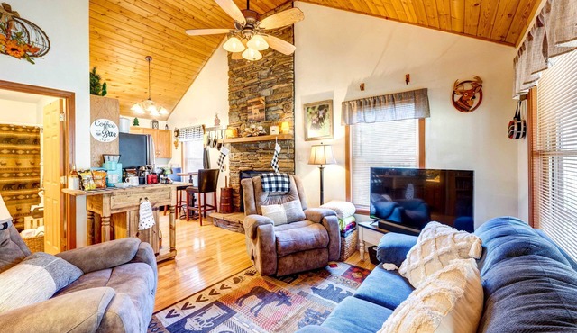 Scenic Marble Cabin w/Fire Pit!