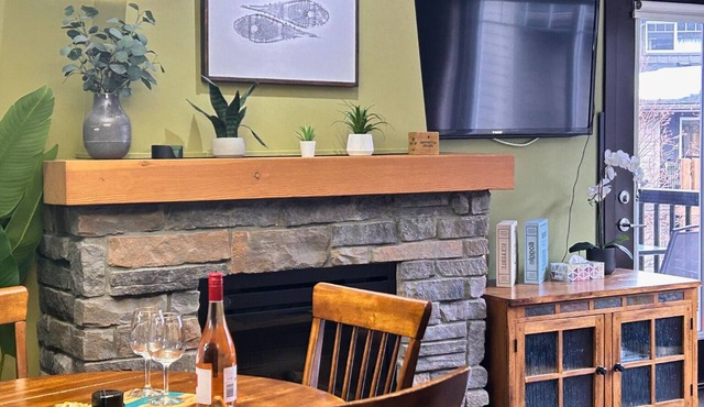 Scenic Mountain With Outdoor Hot Tub + 1 Bedroom + Den