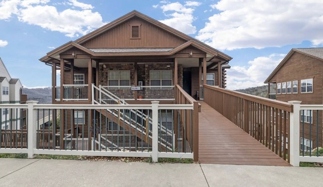 Scenic Mountain Log Cabin by Silver Dollar City & Table Rock Lake!