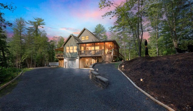 Scenic Mountain Retreat with a Pool Hot Tub Game Room