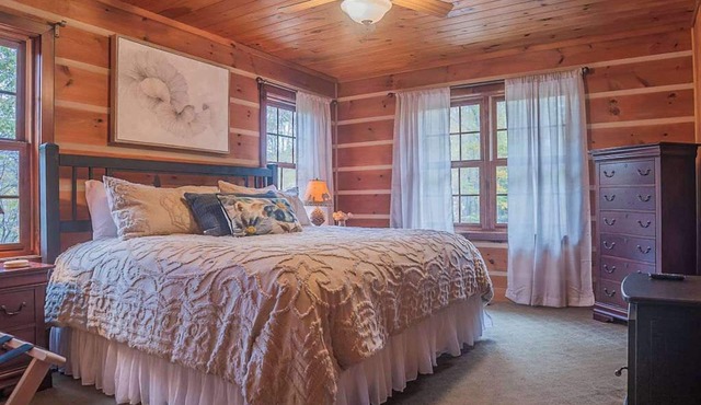 Scenic Mountain Retreat w/Hot Tub, Jacuzzi Suite & Fireplace | 15 Min to Boone