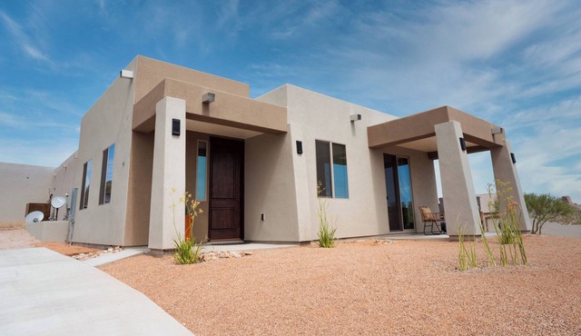 Scenic Mountain Retreat: Tranquil 2BR Private Casita