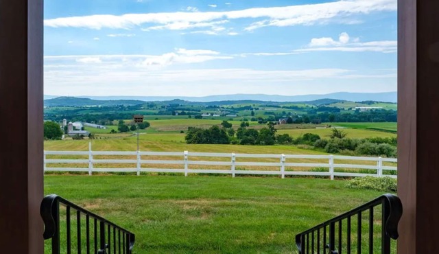 Scenic mountain view 3 BR house on farm with pool