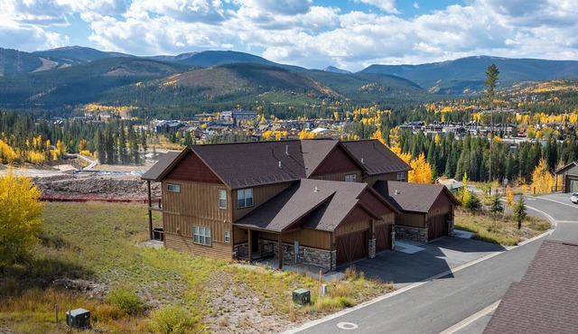 Scenic Mountain Views in Dog-Friendly Home